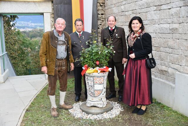 Die neue Amphore: Franz Hatzenbichler, KAB-Landesobmann Fritz Schretter, KAB-Ortsobmann Franz Graßler und Bürgermeisterin Maria Knauder (von links)