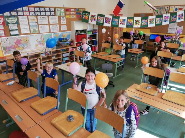 Für Freude sorgten beim "Seegrabner Volksschulkirtag" auch die bunten Luftballons.