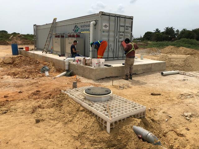 Arbeiter beim Bau der Abwasserreinigungsanlage am Krankenhausgelände in Trinidad.
