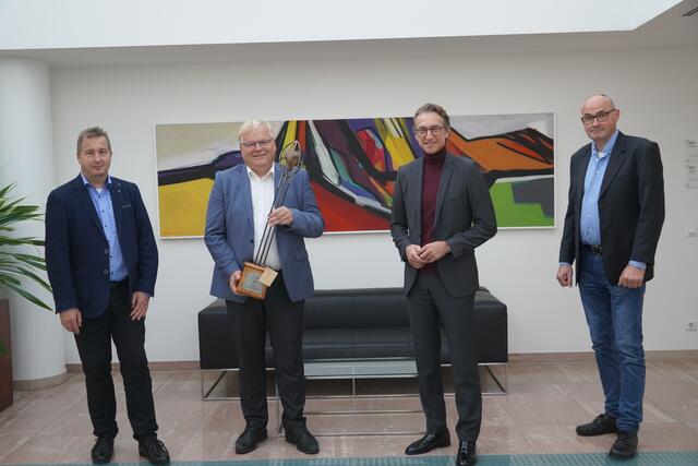 Leonhard Schitter, Vorstandssprecher der Salzburg AG mit den Preisträgern Regionalverband Salzburger Seenland, Obmann LAbg. Simon Wallner, GF Gerold Daxecker und Enegiekoordinator Gerhard Pausch.