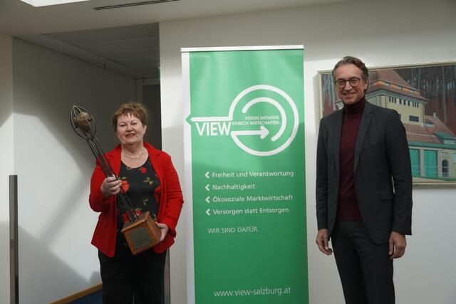 Leonhard Schitter, Vorstandssprecher der Salzburg AG mit Preisträgerin Doris Kiefel, Vereinsobfrau und Direktorin des Vereins VIEW – Verein Initiative Ethisch Wirtschaften. | Foto: Gertraud Kleemayr