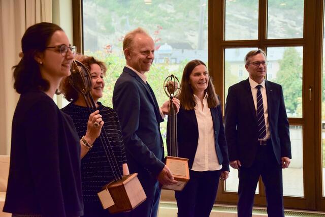 Partner bei Raiffeisen: Generaldirektor Heinz Konrad (li.) und Direktorin Anna Doblhofer-Bachleitner (jeweils außen) mit den Preisträgern der Kategorien "Generationen &amp; Zusammenleben" und "Salzburg digital". | Foto: Sabrina Moriggl