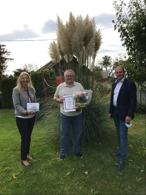 
Bürgermeisterin Monika Obereigner-Sivec und Ortsvorsteher Alfred Steininger gratulierten Karl Valuch aus Rutzendorf zum 85.Geburtstag. | Foto: Foto: Gemeinde