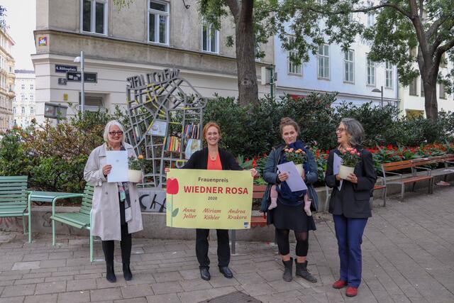Bezirkschefin Lea Halbwidl (2.v.l.) zeichnete Anna Jeller (l.), Miriam Köhler (2.v.r.) und Andrea Krakora (r.) mit der "Wiedner Rosa" aus.