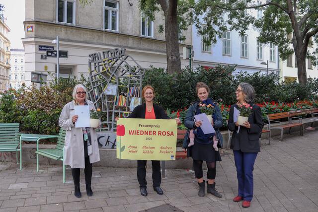 Bezirkschefin Lea Halbwidl (2.v.l.) zeichnete Anna Jeller (l.), Miriam Köhler (2.v.r.) und Andrea Krakora (r.) mit der "Wiedner Rosa" aus. | Foto: BV 4