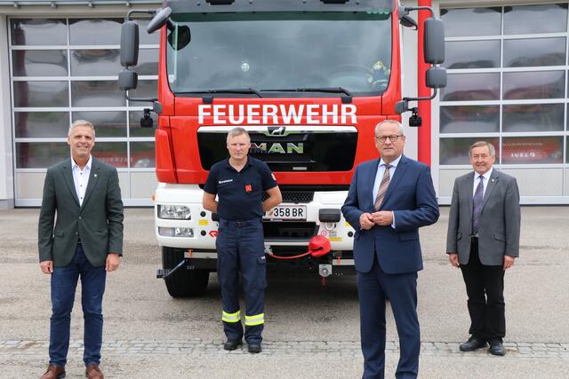 Wolfgang Stanek (3.v.l.) besuchte gemeinsam mit Thomas Gut (1.v.l.) und Franz Weinberger (4.v.l.) die Altheimer Feuerwehr. Mit am Bild der Feuerwehrkamerad Mario Grabner.  | Foto: Land OÖ