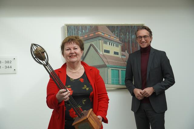 Leonhard Schitter, Vorstandssprecher der Salzburg AG mit Preisträgerin Doris Kiefel, Vereinsobfrau und Direktorin des Vereins VIEW – Verein Initiative Ethisch Wirtschaften.