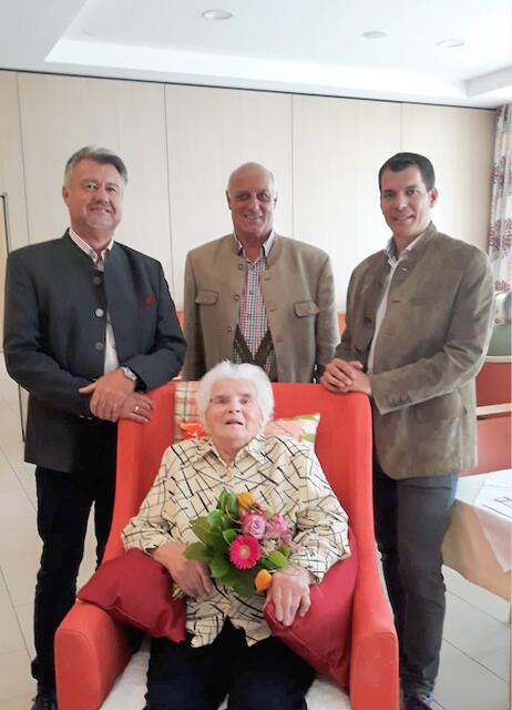 Jubilarin Monika Holzer mit Bürgermeister Klaus Drießler (li.) und Vizebürgermeister Sebastian Moser (re.) sowie ihrem Sohn Otto Holzer (Mitte). | Foto: Fam. Holzer