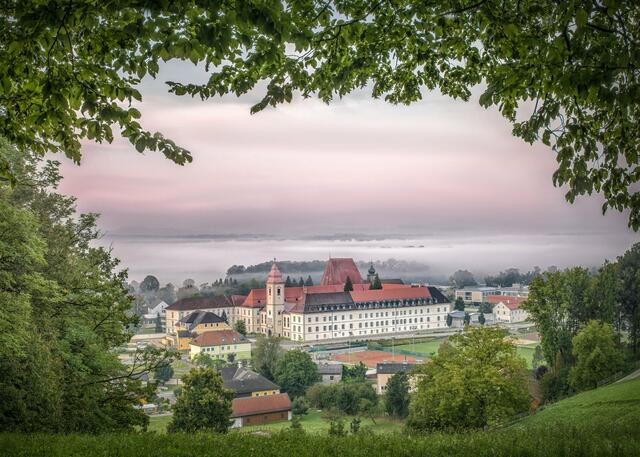 Zu sehen ist hier das Kloster Baumgartenberg, in Szene gesetzt von Josef Ruspeckhofer.
