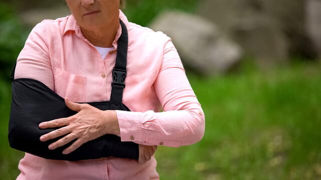 Osteoporose ist im hohen Alter häufig.
