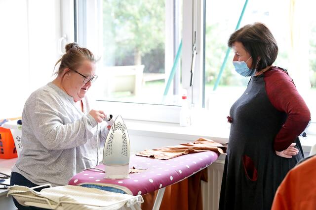 Soziallandesrätin Birgit Gerstorfer (r.) besuchte die Lebenshilfe-Werkstätte des Diakoniewerks Mauerkirchen und tauschte sich dort unter anderem mit Andrea Oberhauser (l.) aus.  | Foto: Land OÖ/Denise Stinglmayr