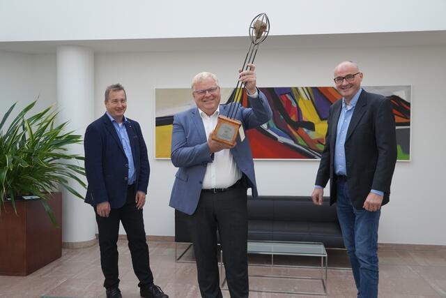 Die Preisträger: Regionalverband Salzburger Seenland, Obmann LAbg. Simon Wallner, GF Gerold Daxecker und Enegiekoordinator Gerhard Pausch. | Foto: Gertraud Kleemayr