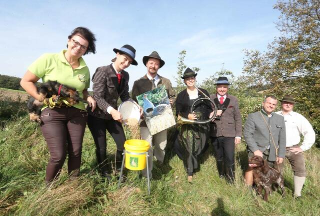 Die Repräsentanten der Genossenschaftsjagd Maria Gugging nehmen von den Pferdefreunden die Futterkübel für das Rebhuhn entgegen. | Foto: privat