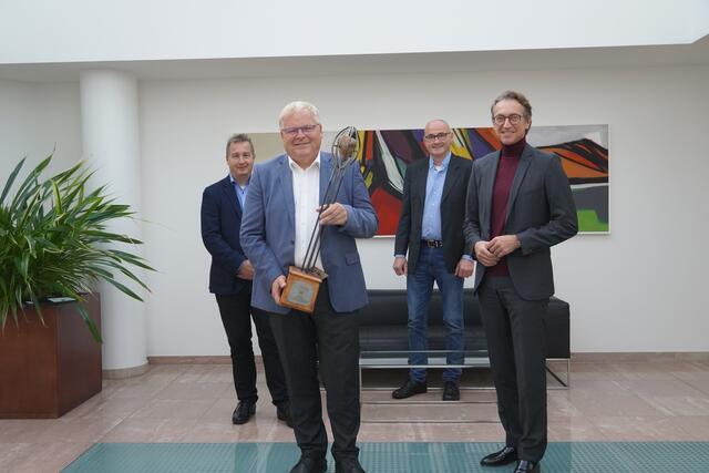 Leonhard Schitter, Vorstandssprecher der Salzburg AG mit den Preisträgern Regionalverband Salzburger Seenland, Obmann LAbg. Simon Wallner, GF Gerold Daxecker und Enegiekoordinator Gerhard Pausch. | Foto: Gertraud Kleemayr
