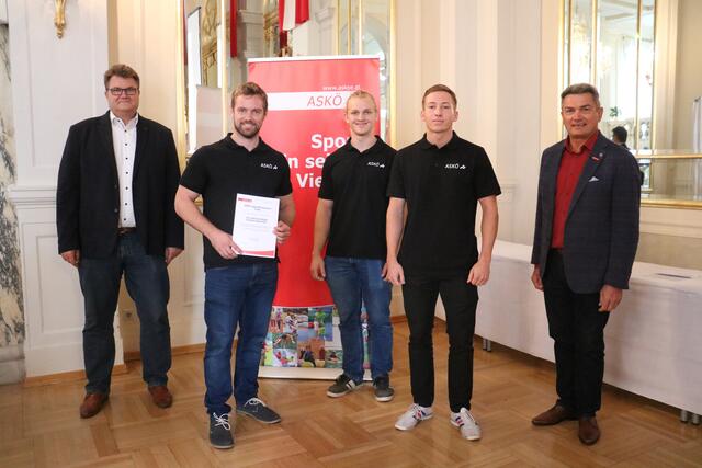 Von links: Gerald Gabl (Sportleiter Askö OÖ), Peter Steininger, Paul Egger, Raffael Schnell und Askö-Präsident Hermann Krist.