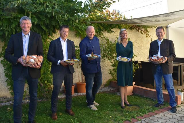 Am Welteitag: Heinz Schlögl; Obmann der ALGB; Thomas Artner, Andreas Fuchs und Alexandra Kirnbauer, Weinhotel Das Blaufränkisch; LWK-Präsident Nikolaus Berlakovich