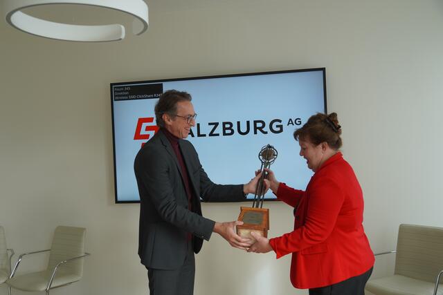 Leonhard Schitter, Vorstandssprecher der Salzburg AG mit Preisträgerin Doris Kiefel, Vereinsobfrau und Direktorin des Vereins VIEW – Verein Initiative Ethisch Wirtschaften. | Foto: Gertraud Kleemayr