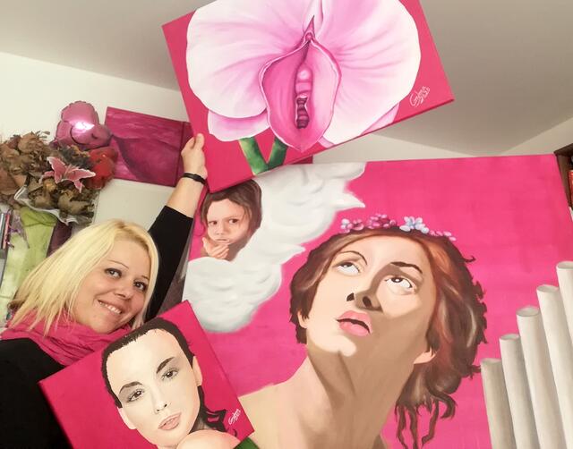 Künstlerin Corinna Trichtl mit ihren Werken im "Magentaflow"