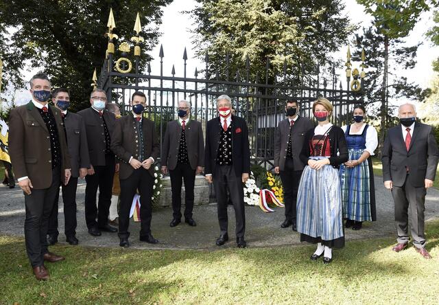 Ehrengäste mit Maske beim Herzogstuhl | Foto: Landespressedienst/Fritzpress