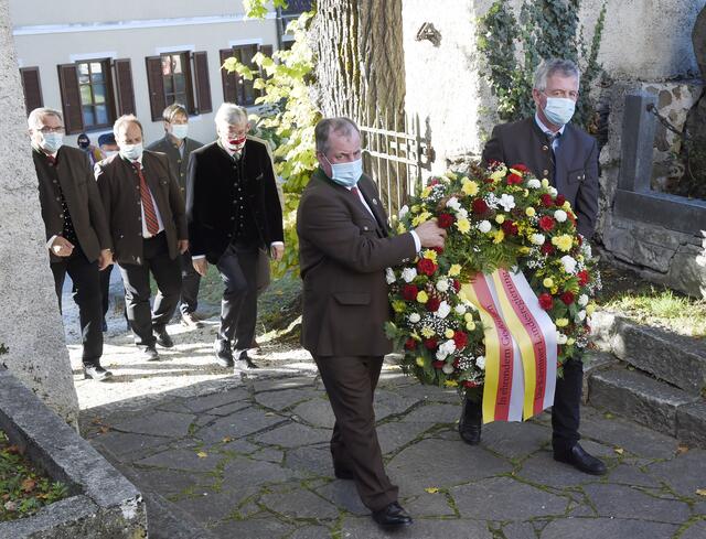 Am Friedhof Obermühlbach am Grab von Martin Wutte