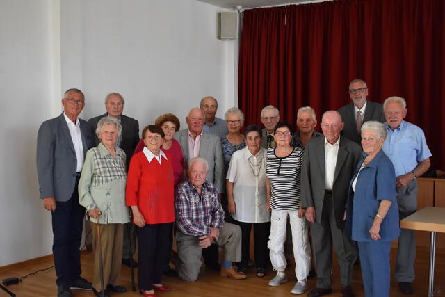 Die Marktgemeinde Prottes ehrte erstmals gemeinsam ihre Jubilare.
Zu den 80., 85., 90., 95. Geburtstagen und zu Goldenen und Diamantenen Hochzeiten gab es ein Präsent und gemeinsames Essen in Hacker´s Restaurant.
 
Alle zeigten sich sehr erfreut über die Einladung.
 
Gruppenfoto mit den Jubilaren, Bgm. Karl Demmer und VizeBgm. Helmut Tischler.
 
 | Foto: Foto: MG Prottes