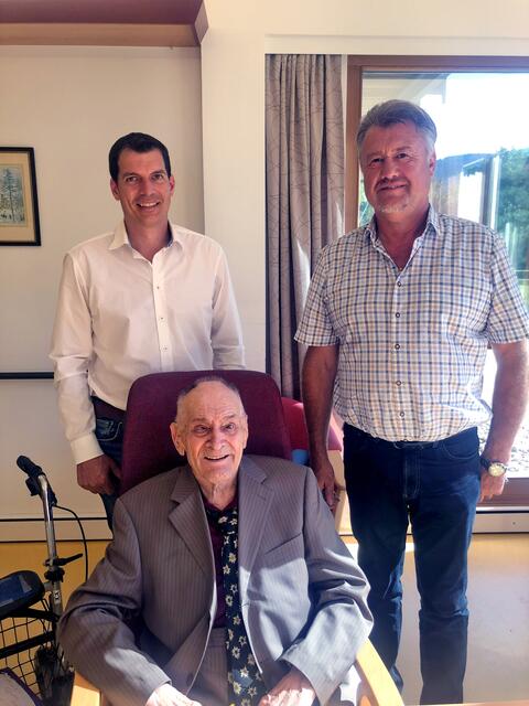 Beim Stelldichein zum 90. Geburtstag von Johann Krabath. Ortschef Drießler (re.) und Vizebürgermeister Moser (li.).