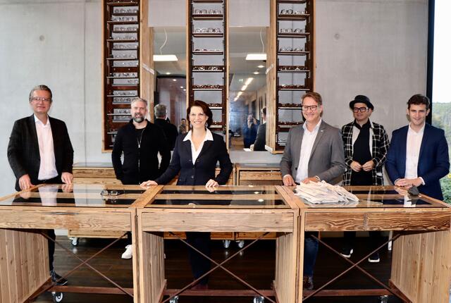 Die prominenten Polit-Gäste rund um Ministerin Edtstadler und LR Drexler mit den Andy Wolf-Geschäftsführern.