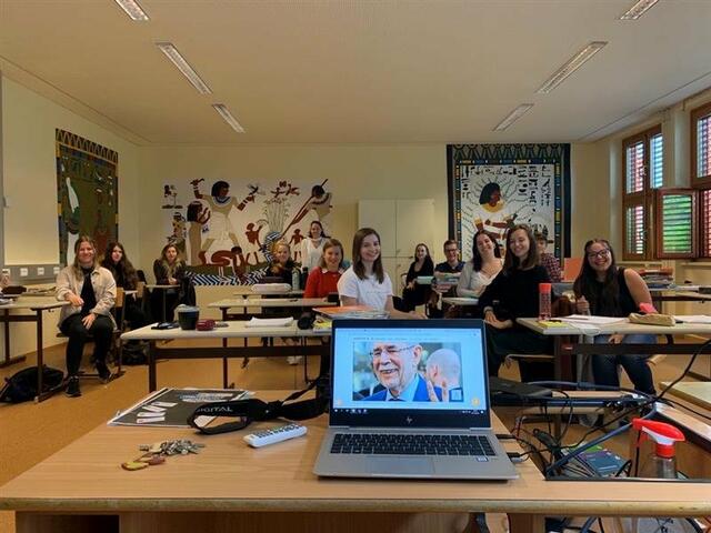 Die SchülerInnen der 8c-Klasse vom BORG Kindberg im Videotelefonat mit Bundespräsident Alexander Van der Bellen. | Foto: BORG Kindberg