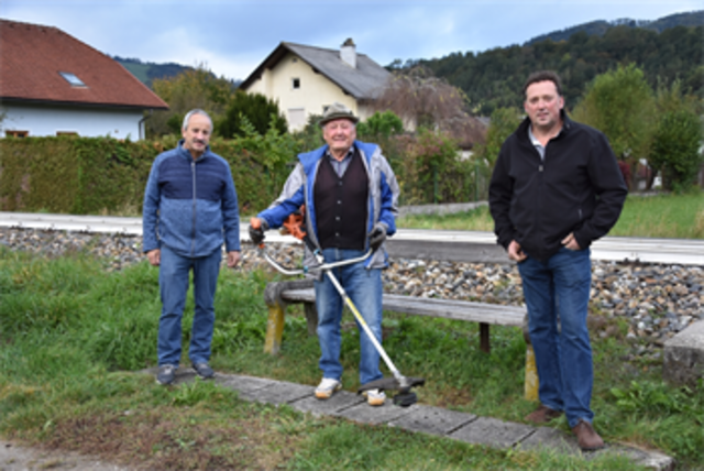 Bürgermeister Franz Singer und Vize-Bürgermeister Severin Zöchbauer (l. u. r.) dankten Johann Scherner für seine jahrelange, ehrenamtliche Tätigkeit  | Foto: Gemeinde Kirchberg