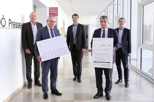 Geschäftsführender VP-Klubobmann Christian Dörfel, Landtagspräsident Wolfgang Stanek, Grünen-Klubobmann Gottfried Hirz, FP-Klubobmann Herwig Mahr und SP-Klubobmann Christian Makor. | Foto: Land OÖ/Lisa Schaffner