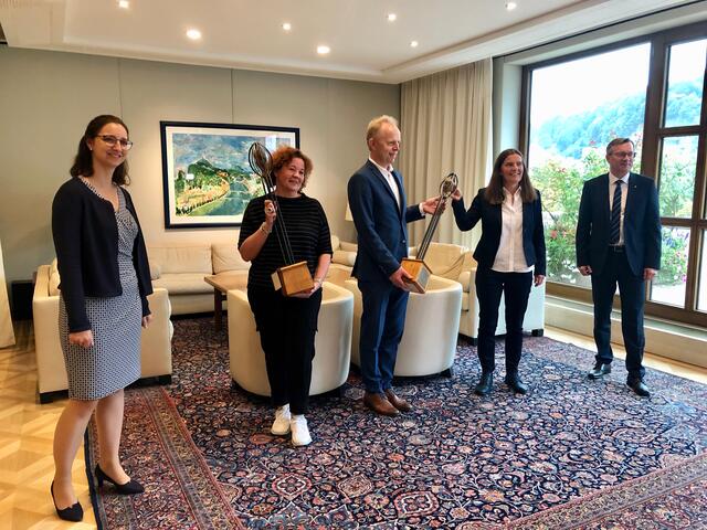 Partner bei Raiffeisen: Generaldirektor Heinz Konrad (li.) und Direktorin Anna Doblhofer-Bachleitner (jeweils außen) mit den Preisträgern der Kategorien "Generationen &amp; Zusammenleben" und "Salzburg digital". | Foto: Sabrina Moriggl