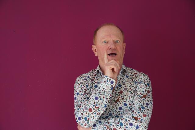 Edmund „Edi“ Jäger, der Schauspieler, Kabarettist, Produzent und Mitglied des künstlerischen Leitungsteams des Kleinen Theaters Salzburg, beschreibt wieder einen Begriff.