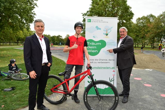 Für Tobias Kunze (mitte) ging ein Traum in Erfüllung: Die Donaustadt hat jetzt einen Radmotorikpark mit Pumptrack. | Foto: M. Spitzauer