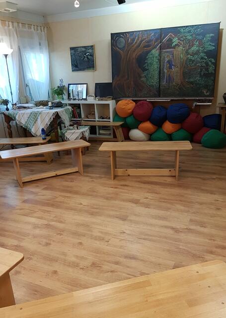 Je nach Bedarf kommen Pölster oder Bänke oder auch Pölster bei den Bänken zum Einsatz, der Klassenraum bietet genug Platz für Bewegung