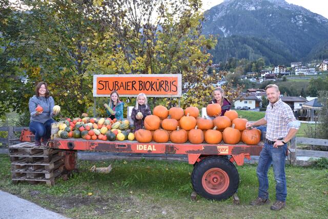 Kendra (l.) und Hannes Schirmer (r.) mit Nichte Theresa und den Töchtern Louisa und Lena am SB-Wagen in Fulpmes. | Foto: Kainz