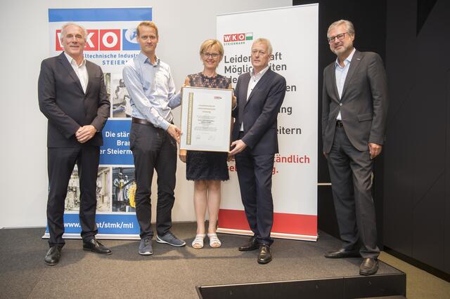 Anerkennung für 60 Jahre: Johann Höllwart, Andreas, Heidi und Gottfried Halwachs, Dir. Karl-Heinz Dernoscheg (v.l.)