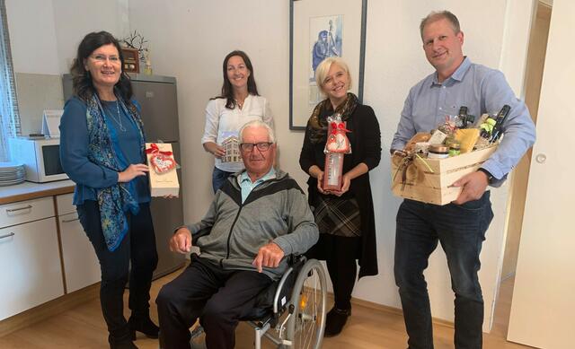 Bürgermeisterin Maria Knauder (links), Stadträtin Ina Hobel (zweite von rechts) und Gemeinderat Matthias Furian (rechts) gratulierten Bruno Sucher zu seinem besonderen Geburtstag.