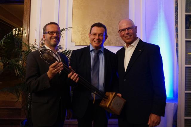 Christof Eisl (GF-Hospizbewegung), Karl Schwaiger (Obmann Hospizbewegung) und Johann Hainisch (Vorstand Hospizbewegung) freuten sich über den Preis für das mobile Kinderhospiz Papageno Innergebirg.