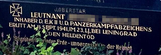Das NS-Symbol, welches auf dem Foto noch zu sehen ist, wurde umgehend von den Wiener Friedhöfen verdeckt.