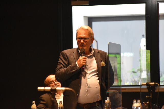 Simon Hermann Huber sprach sich dafür aus, den Antrag noch einmal von der Tagesordnung zu nehmen, um das Ganze noch einmal zu prüfen.  | Foto: Barbara Fluckinger