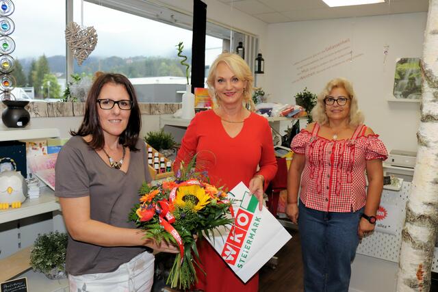 Riki Vogl, Vorsitzende von Frau in der Wirtschaft, mit Petra Steinkellner und ihrer Mitarbeiterin | Foto: Cescutti