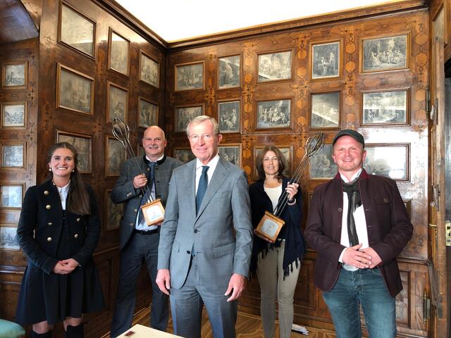 Landeshauptmann Wilfried Haslauer mit den Preisträgern der Kategorie Wirtschaft & Dienstleistung und Tourismus & Gastronomie.