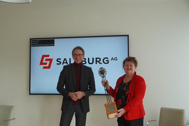 Leonhard Schitter, Vorstandssprecher der Salzburg AG mit Preisträgerin Doris Kiefel, Vereinsobfrau und Direktorin des Vereins VIEW – Verein Initiative Ethisch Wirtschaften. | Foto: Gertraud Kleemayr