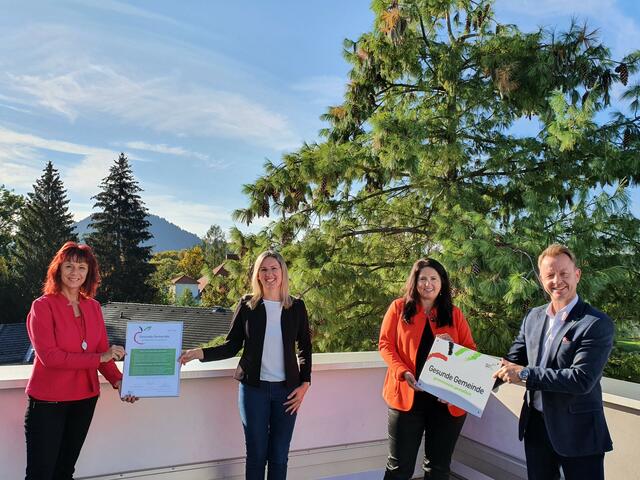 Übergabe der neuen "Gesunde Gemeinde"-Tafel: Susanne Sacher (Stadtgemeinde Trofaiach), Maga Ines Jungwirth (Styria vitalis), Stadträtin Elisabeth Marchler und Bürgermeister Mario Abl (v.l.).