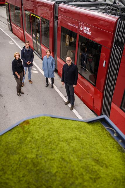 Vizebürgermeisterin und Mobilitätsstadträtin Uschi Schwarzl freut sich mit IVB-Geschäftsführer Martin Baltes sowie Brigitte Huber (Head of Regional Sales EPAMEDIA Tirol) und Markus Mayrhofer (Media Contract Manager EPAMEDIA Tirol) über insgesamt elf weitere, begrünte Haltestellen in Innsbruck.