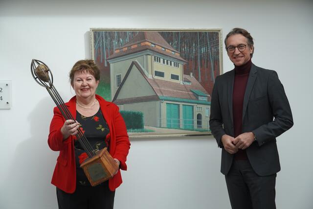 Leonhard Schitter, Vorstandssprecher der Salzburg AG mit Preisträgerin Doris Kiefel, Vereinsobfrau und Direktorin des Vereins VIEW – Verein Initiative Ethisch Wirtschaften. | Foto: Gertraud Kleemayr