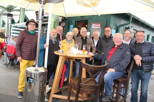 Ein ganz besonderes Ereignis: Legendentreffen am Grünen Markt. Direktor Johann Graf, damals vor 45 Jahren, Direktor des Parkhotel, scharrte seine ehemalige Mannschaft um sich um sie erstens zu treffen und zu einem Gedankenaustausch einzuladen und über alte Zeiten zu reden. Gekommen sind, Hans Schabauer, Peter Böö, Erich Bruckberger, Margot Derschowitz, Roman Horwarth, Heinz Kallis, Edi Firnweger, Toni Bosetzky , Johann Graf, Seetahler und Willi Veigl. | Foto: Surovic
