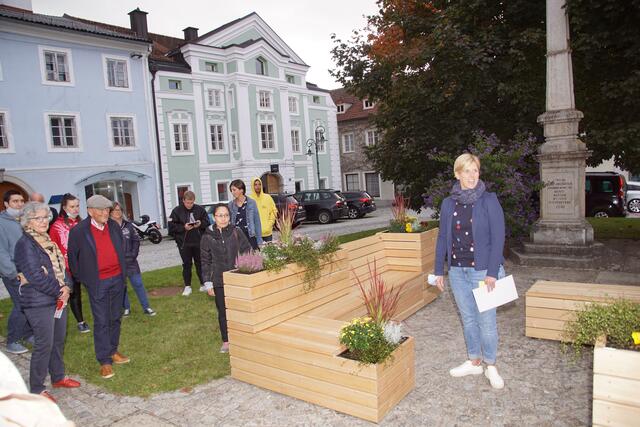 Julia Commenda vom Proges-Gesundheitsbüro  eröffnet das erste Marktplatzgespräch am neuen „Ges.und  Begegnungsbankerl“ am Marktplatz.  | Foto: Helmut Eder