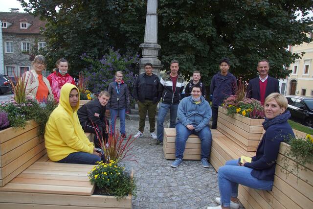 Die  Jugendlichen der Ausbildung durch integrierte Beschäftigung der FAB AIB Haslach mit Werkstättenleiter Thomas Hofer (Mitte) freuen sich zusammen mit Julia Commenda (1.v.r), Bürgermeister Dominik Reisinger (2.v.r)  und Vizebürgermeisterin Elisabeth Reich (l.) über ihr gelungenes Werk.  | Foto: Helmut Eder