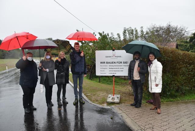 Die Freude über den Gehweg ist groß: Armin Geißler, Claudia Arpa, Ina Hobel, Matthias Messner, Bruno Arava und Maria Knauder (von links)